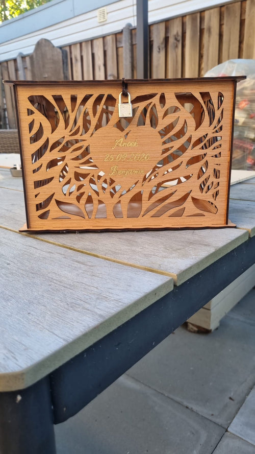 Houten enveloppendoos met boommotief, slotje en gegraveerde namen