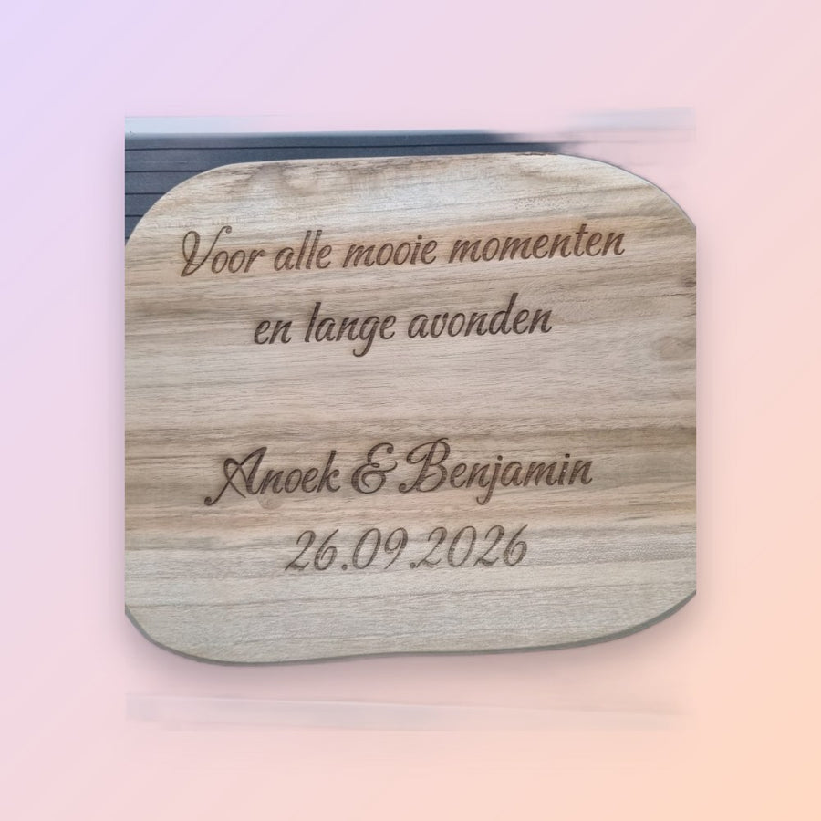 Houten plank met gegraveerde tekst